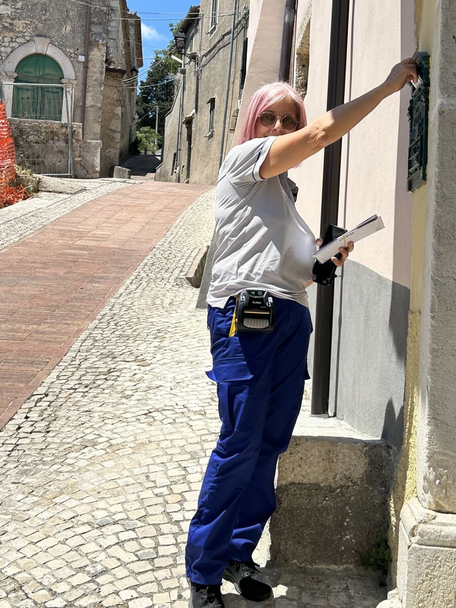 Poste Italiane, a Rocca D'Arce la posta resiste al "tempo" e viene consegnata ancora a piedi