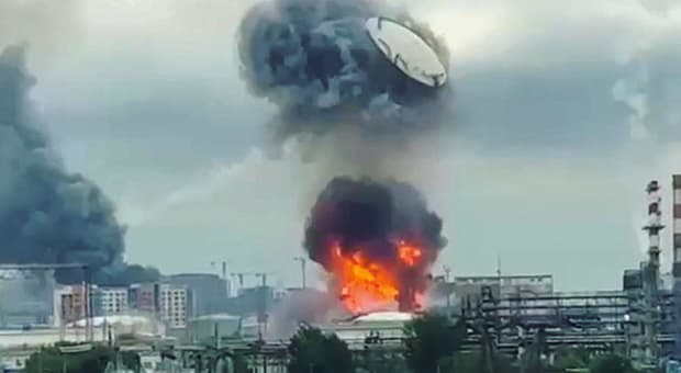  Guerra Ucraina, Zelensky minaccia: se Kiev brucia, brucerà Mosca. I droni ucraini infiammano la Russia 