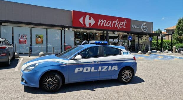  Roma, tenta di rubare birre al supermercato e minaccia una dipendente con un taglierino: arrestato 38enne 