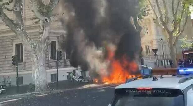  Roma, auto in fiamme sul Lungotevere: colonna di fumo nero invade il Centro. Traffico in tilt e strade chiuse 