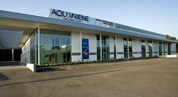  Roma, incendio all'Aquaniene: evacuate 200 persone. Il rogo dal locale tecnico 