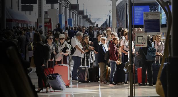  Aerei e treni, ritardi e caos: un Paese bloccato. Nuovi disagi per chi viaggia: ritardi sull?Alta velocità Roma-Firenze 
