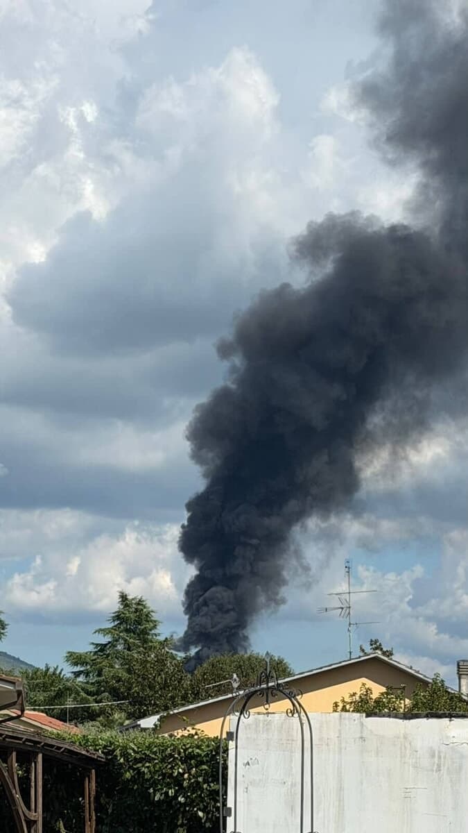 Valmontone, maxi incendio in un capannone: colonna di fumo visibile a distanza