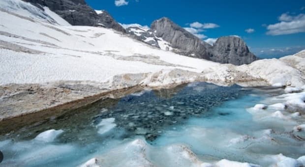  Ghiacciaio della Marmolada, l'agonia per il caldo: «In due settimane si è ritirato di 200 metri. C'è più ghiaia che neve»
  