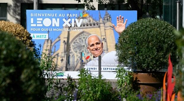  Leone XIV, alla vigilia del viaggio in Francia scoppia il caso dell'ex vescovo di Lourdes accusato da una vittima di abusi sessuali 