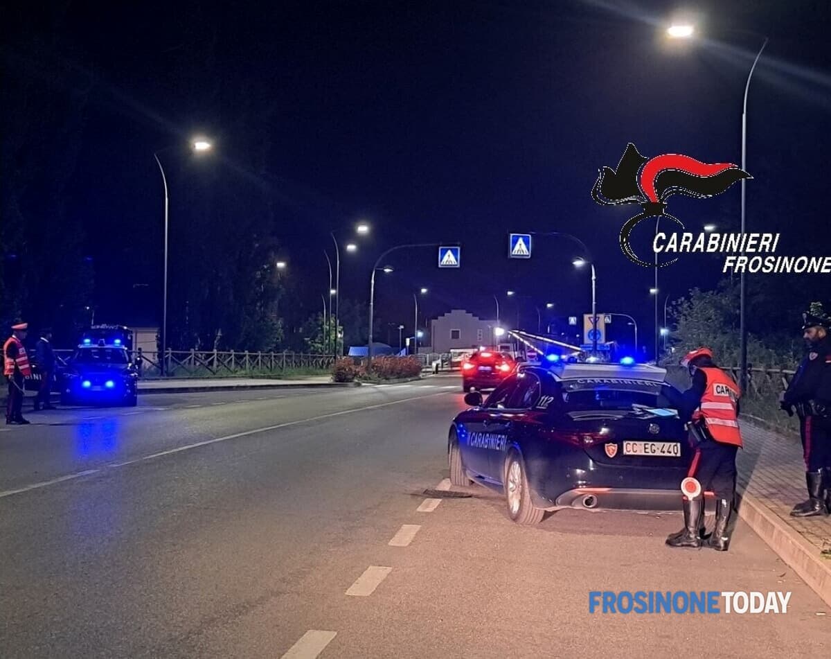 Frosinone, auto sospetta nella notte: trovato un coltello proibito, denunciato il conducente