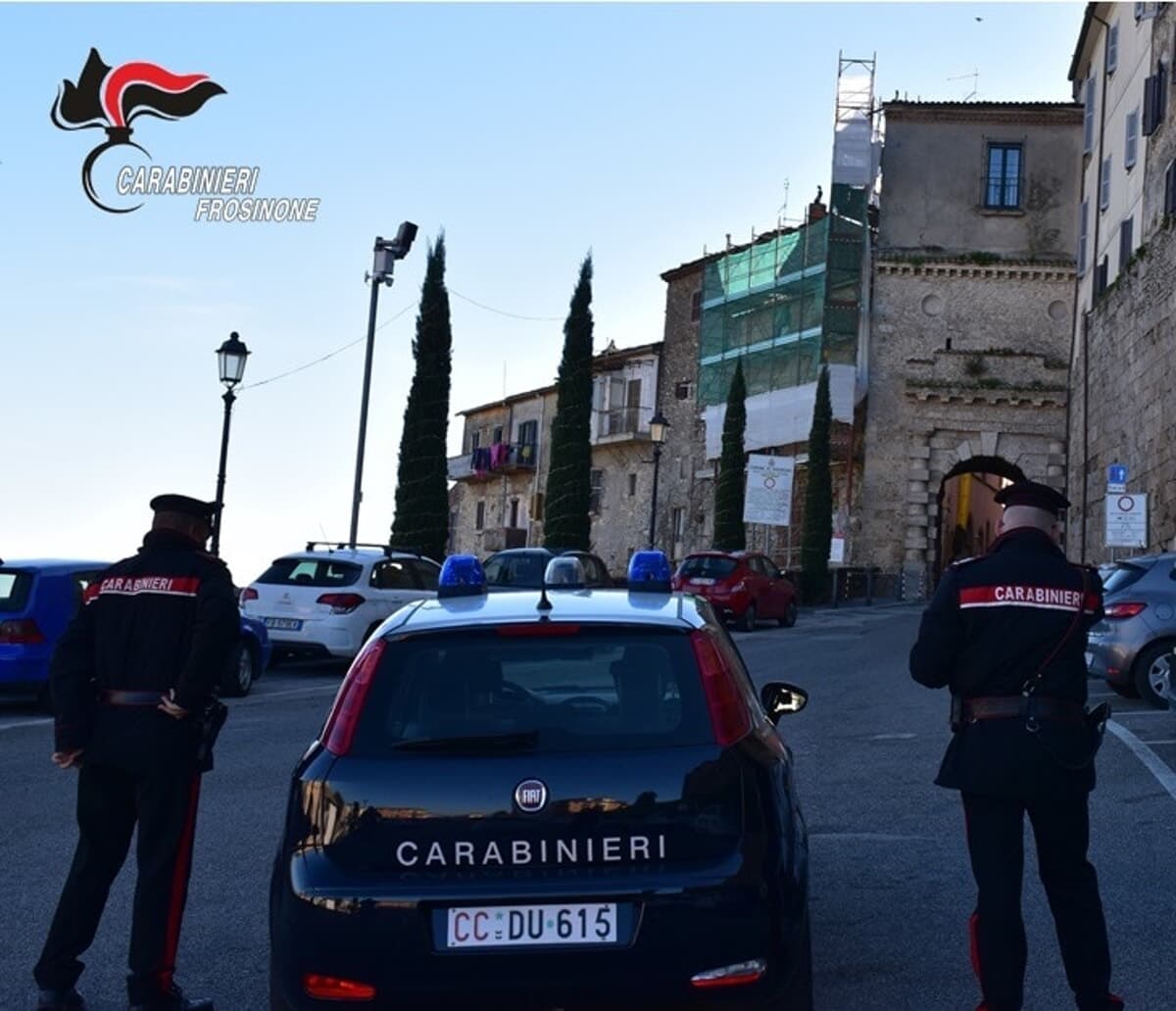 Ferentino, ruba la PostePay della compagna mentre dorme e preleva 50 euro: denunciato un 31enne