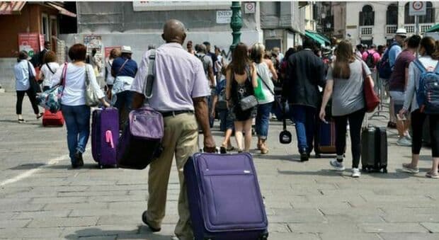  Venezia, scambiata per borseggiatrice e picchiata da due turisti. Il racconto di Agnese: «Mi hanno presa a calci, non riuscivo a fermarli» 