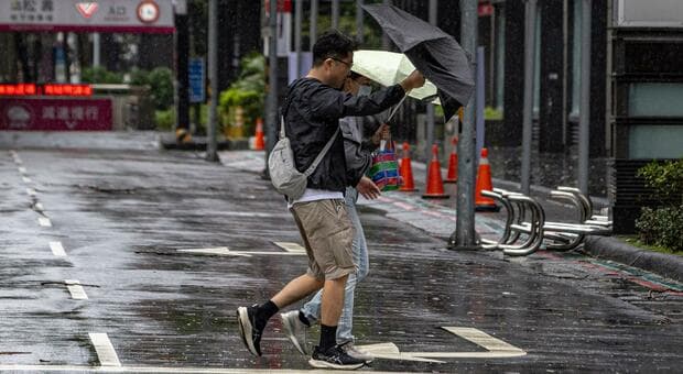  Super tifone Champi a Taiwan: oltre 5.000 persone evacuate e migliaia di voli cancellati. Possibili disagi anche in Cina 