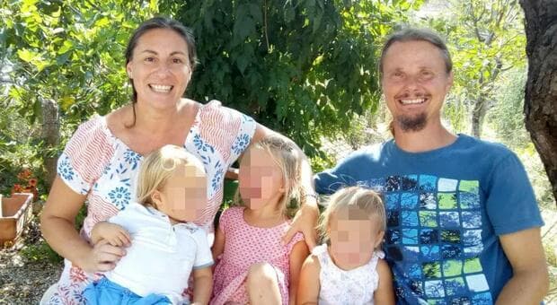  Famiglia nel bosco, morsi e gesti autolesionisti: il trauma di uno dei bimbi 