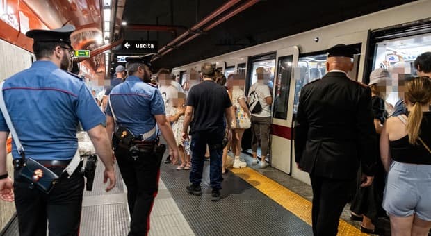  Roma, cade sui binari della Metro A e viene investito dal convoglio in arrivo: grave un 67enne 