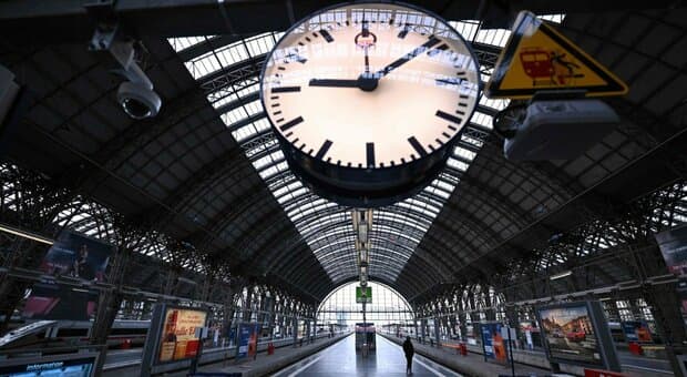  Germania, treni bloccati in tutto il Pease. «Crollo del segnale radio». È caos 