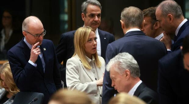  Asset russi, così Meloni ha stoppato il piano: il faccia a faccia con Macron e i timori sul voto del Parlamento a Roma 