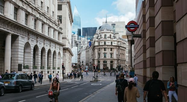  Crepe sui muri e finestre deformate per il caldo, a Londra le case rischiano di sprofondare per la subsidenza 