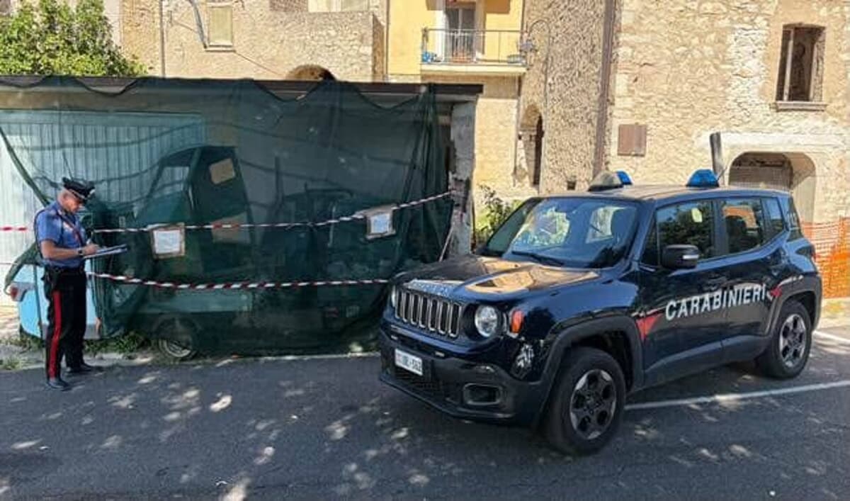 Ape Car smontate, pneumatici e rifiuti: scoperta area abusiva a Coreno Ausonio