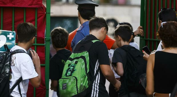  Roma, rientro da eroe del ragazzo del Congo che ha salvato la prof: «Hai evitato una strage». Psicologi e incontro in biblioteca per la classe 