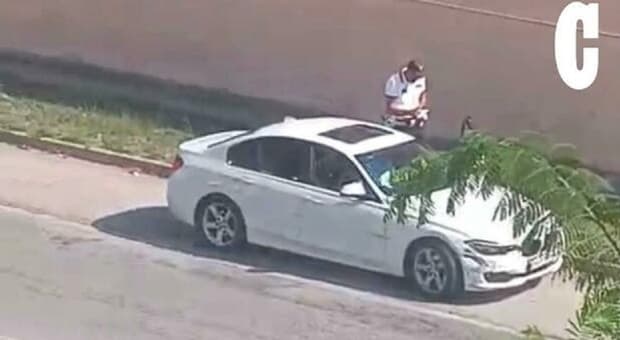  Fugge all'alt dei carabinieri, sperona e ferisce i militari, scappa a piedi e viene bloccato con il teaser: muore poco dopo in ospedale a Senigallia 