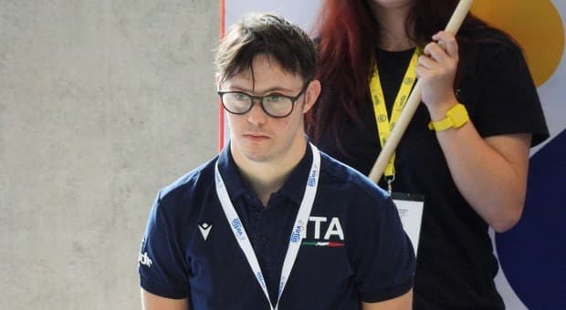  Mattia Tononi, il nuotatore perde il padre prima delle gare e poi vince sette ori: «Ogni medaglia è stata un modo per ringraziarlo» 