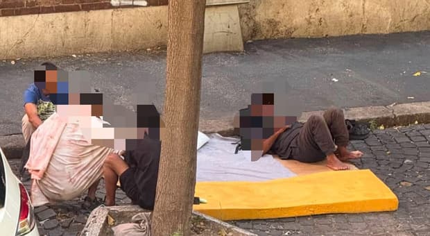  Roma, degrado nel cuore dell'Esquilino: «Materassi e rifiuti per terra. Persone che dormono per strada. Assurdo che nessuno intervenga» 