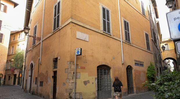  Roma, furto nell?appartamento del regista Rosati. «Presi gioielli e orologi». Chi è entrato aveva le chiavi di casa 