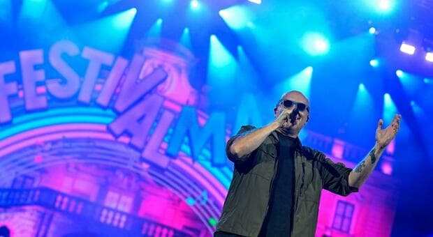 Esce dal concerto di Max Pezzali a Bologna e rimane schiacciata tra due bus, donna di 57 anni è grave 