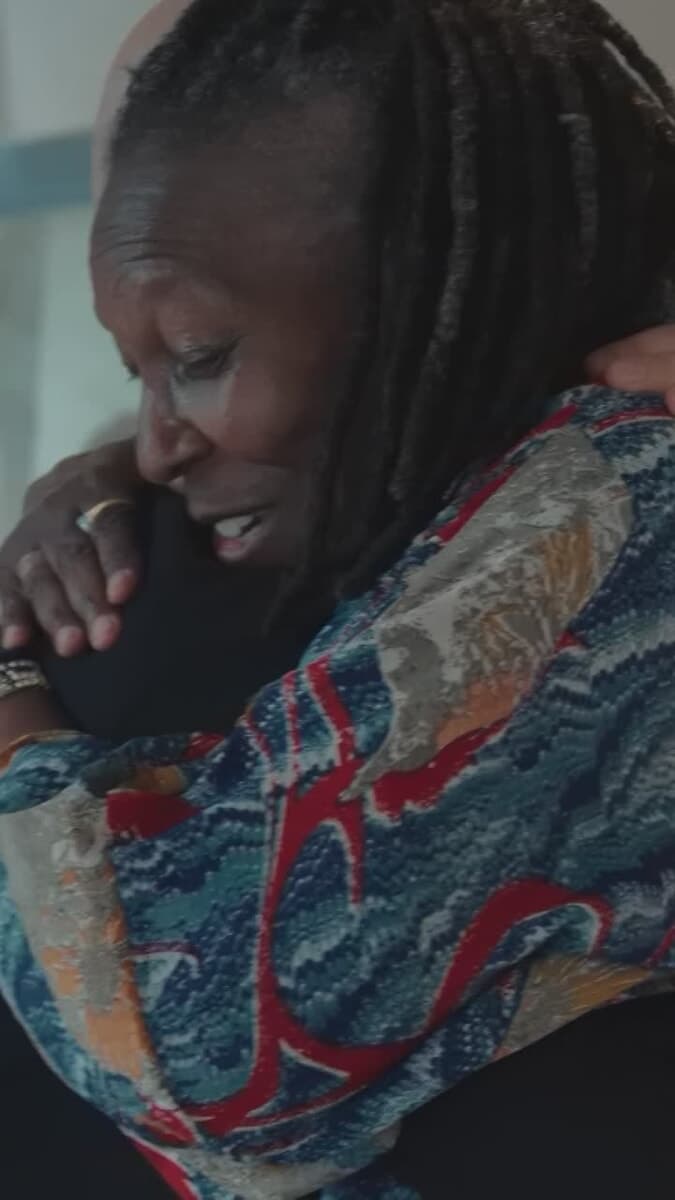 Jago, lo scultore ciociaro conquista Whoopi Goldberg: a Capri svelata la sua Medusa (video)
