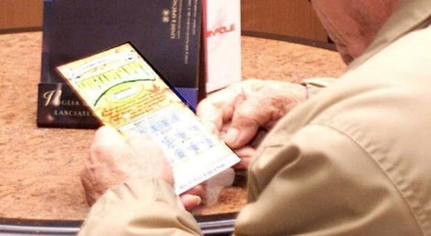  Gratta e vinci, pensa di aver vinto 100mila euro e chiama i carabinieri: lite in tabaccheria 