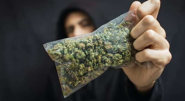  Roma, spacciatore fermato a Tor Bella Monaca con 200 grammi di droga. Si giustifica: «Faccio il panettiere. Sono un acquirente» 