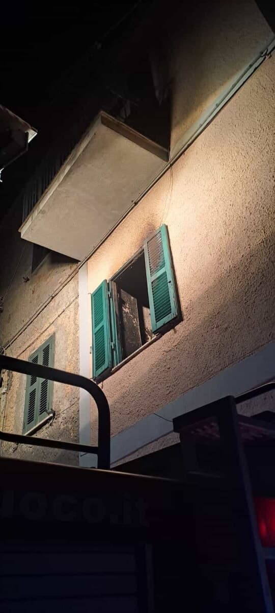 Tragedia in centro paese, va a fuoco un appartamento. Trovata morta una donna di 92 anni