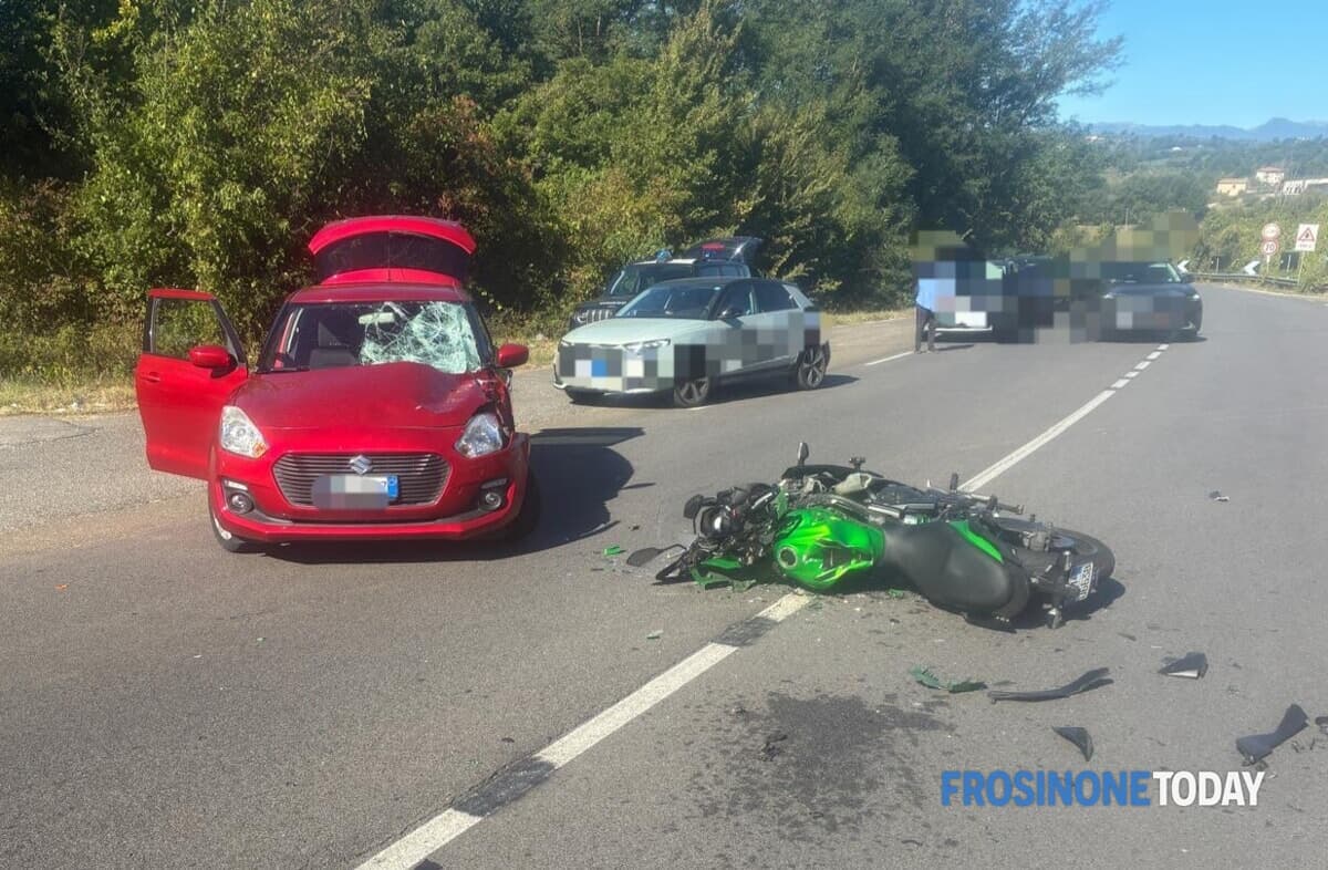 Grave incidente sulla via Anticolana, scontro tra auto e moto, centauro trasportato in codice rosso