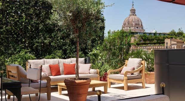  Estate, le 5 terrazze di Roma da non perdere: dal Pantheon al Colosseo fino a Piazza di Spagna 