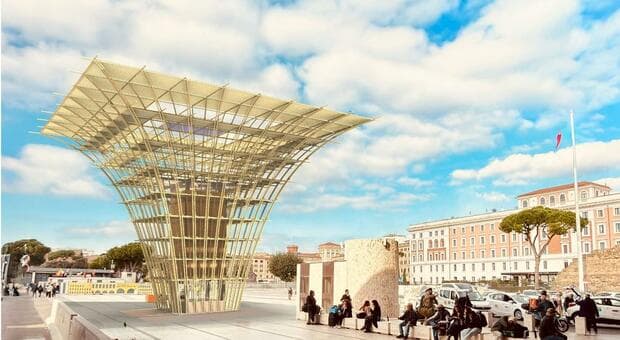  Roma, ecco l?albero bioclimatico: temperature giù di 10 gradi. Come funziona il ?condizionatore? green in piazza dei Cinquecento 