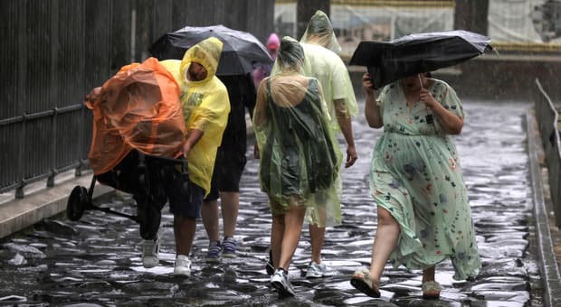  Allerta meteo oggi in 12 regioni per piogge e temporali: dove e quanto dura (domenica torna l'anticiclone) 
