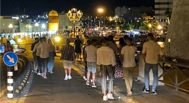  Gallipoli, garage affitati come case vacanza e appartamenti da 9 persone con 17 ragazzini all'interno 
