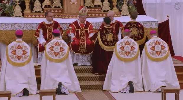  Lefebvriani, lo scisma in diretta streaming: la cerimonia delle ordinazioni episcopali dopo l'appello di Papa Leone 