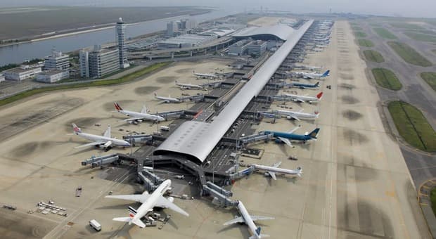  L'aeroporto Kansai di Osaka è il più costoso al mondo: l'isola artificiale, il terminal di Renzo Piano e il curioso record sulle valigie 