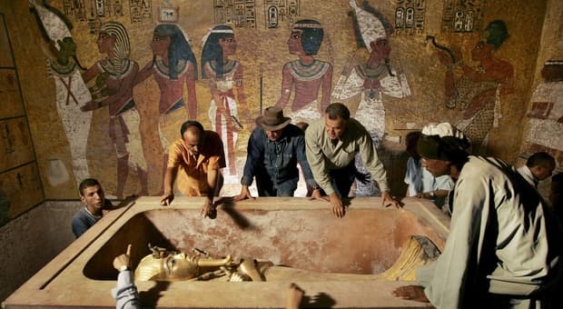  «La tomba di Tutankhamon potrebbe essere collegata a quella di Nefertiti». Le nuove indagini degli ambienti inespolorati dagli studiosi 