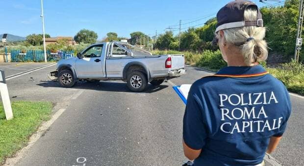 Roma, incidente sulla Flaminia: frontale tra un autocarro e una moto, un morto e una persona ferita 