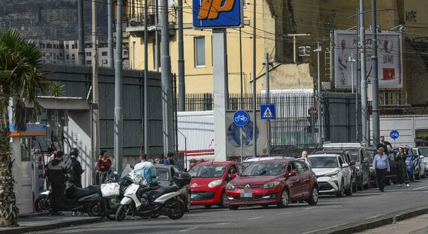  Distributori carburanti a secco, in 20 a Napoli curati per ingestione di benzina: la corsa alle scorte finisce al Cardarelli 