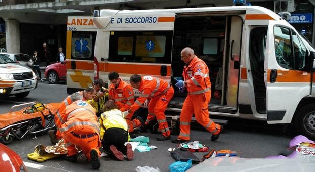  Esce ubriaco sul terrazzo e precipita, è in condizioni gravissime: l'impatto a terra attutito dalla tettoia di un bar 