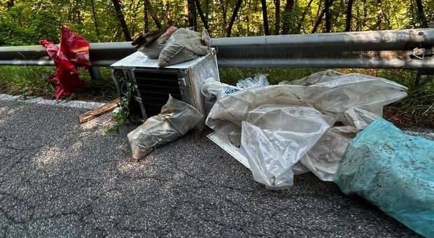  Discarica abusiva sulla strada per Monte Livata. Vandali scatenati anche nel Parco fluviale 