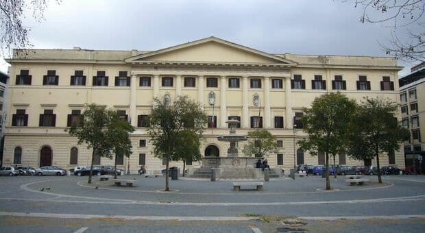  Lite tra clochard a Trastevere finisce a sassate: una pietra sfonda una finestra, sfiorati una donna e un bambino 