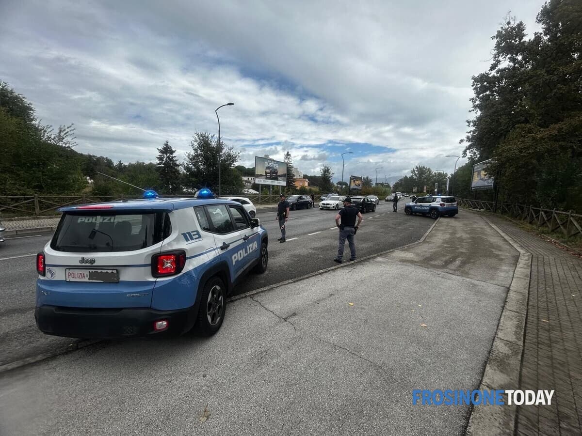 Frosinone, insulta gli agenti durante un controllo e tenta la fuga: arrestato