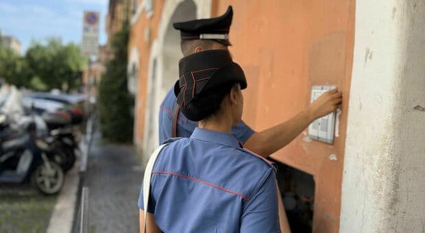  Lancia acido contro il compagno. «Sfregio permanente del viso, resterà deformato»: arrestata 29enne fuori Roma 