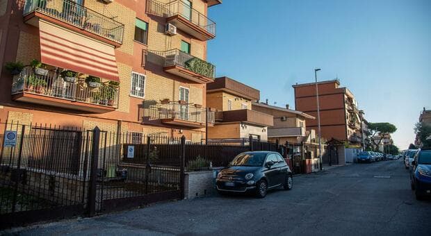  Roma, donna di 69 anni uccisa in casa con un colpo di pistola: trovata morta in camera da letto dal marito. Giallo a Tor Bella Monaca 