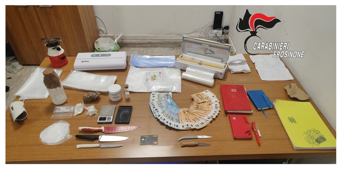 Frosinone, scoperta centrale dello spaccio sul fiume Cosa: 4 arresti, sequestrati cocaina, crack e 1.700 euro