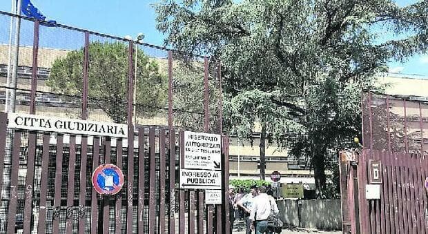  Roma, in aula il racconto choc della stilista: «Io, perseguitata dal mio compagno». Le telefonate di notte, gli sputi sull'auto 