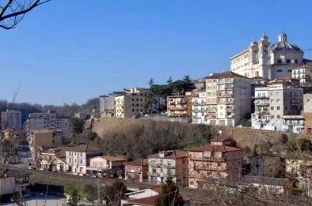 Gesto intimidatorio alla Festa dell’Unità: condanna da Anpi e Fratelli d’Italia