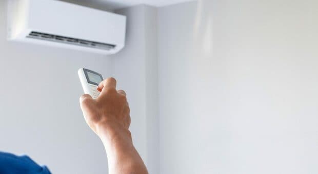  Condizionatore acceso tutto il giorno? Ecco quanto costa davvero in bolletta: la cifra vi sorprenderà (finché si tiene a 26°) 