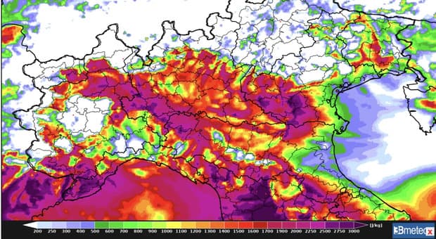  Temporali in arrivo, ecco dove e quando: scatta l'allerta meteo in due regioni. L'Italia divisa tra caldo record e nubifragi (con grandine) 